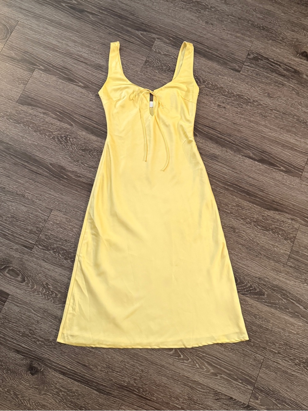 Isalis Andie Keyhole Midi Dress in Lemon
